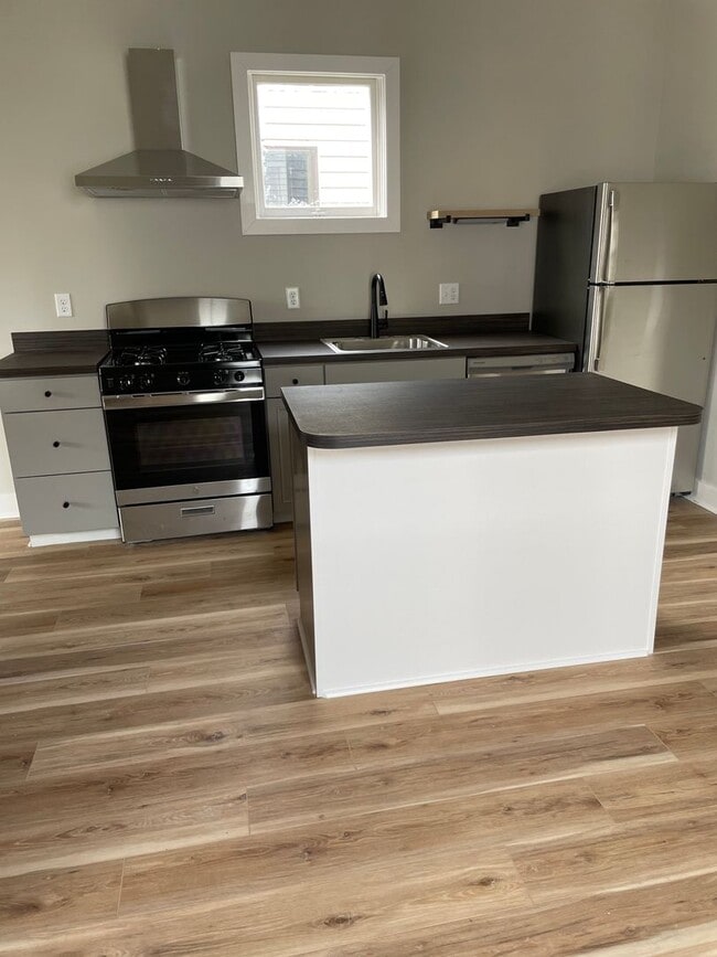 Building Photo - Shelby Park Amazing Newly Renovated 2 Bedroom House