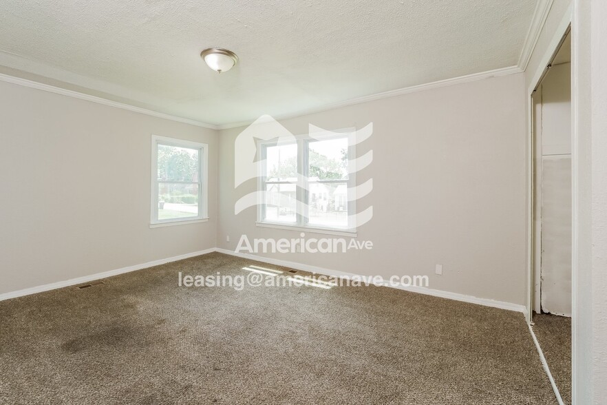 Building Photo - 904 E 84th Terrace