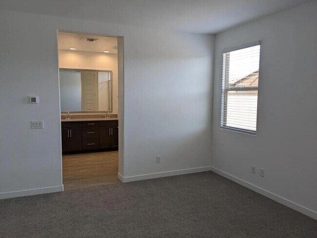 Building Photo - 2250 E Kelly Dr