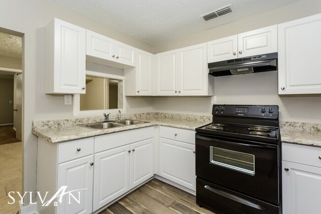 Building Photo - Cute, cozy and comfortable