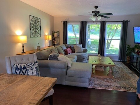 Family room - 316 Wardley Rd