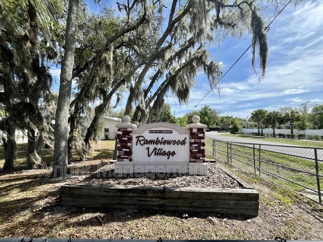 Building Photo - 38055 Woodgate Ln