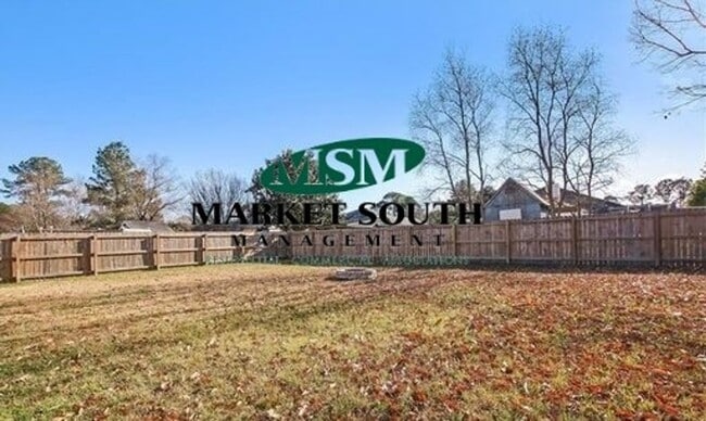 Building Photo - LARGE FENCED YARD IN POOLER!