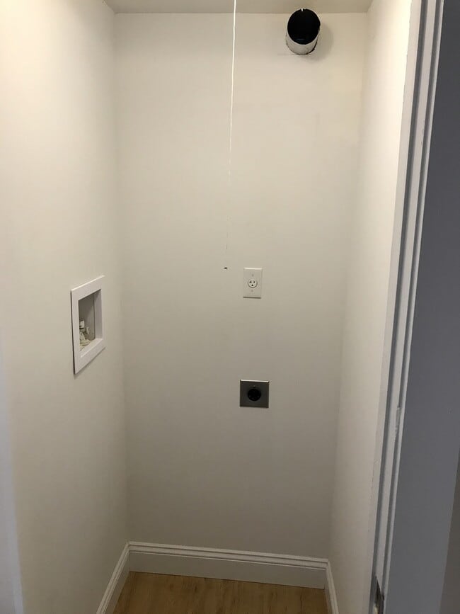 Building Photo - 9050 Easton Rd