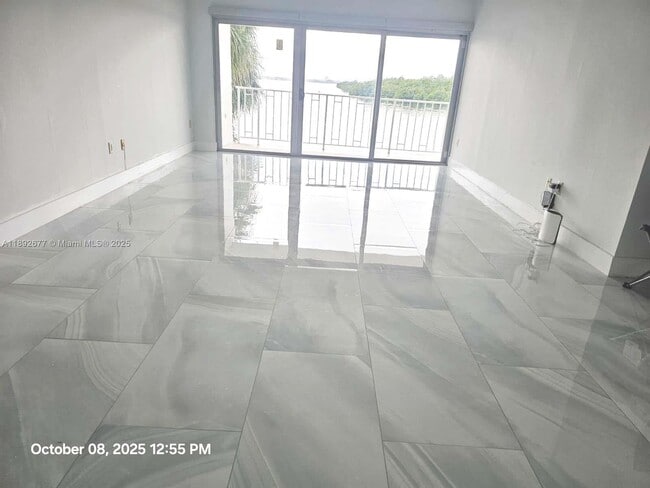 Building Photo - 500 Bayview Dr
