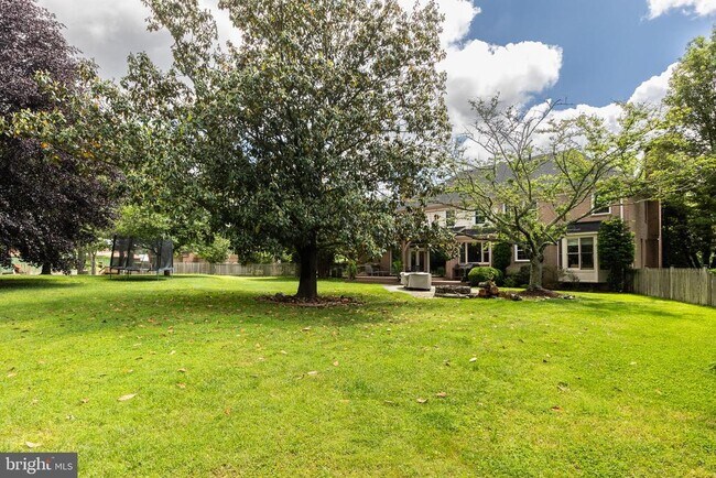 Building Photo - 8809 Saunders Ln