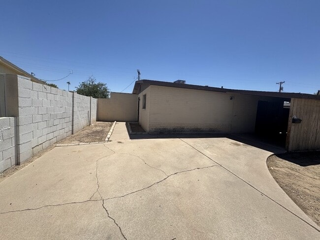 Primary Photo - 7747 W Weldon Ave