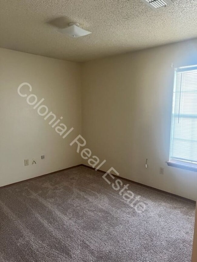 Building Photo - Spacious 3 Bed/2 Bath home with a fireplace!