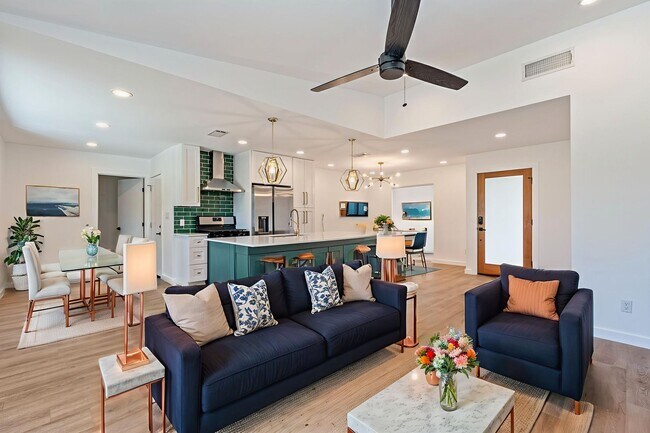 Building Photo - Beautifully Renovated East Austin Home with Large Fenced Yard