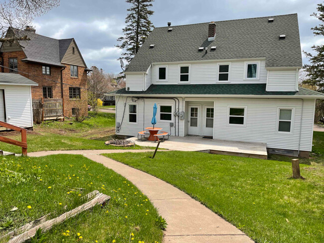 Building Photo - 2417 E 3rd St