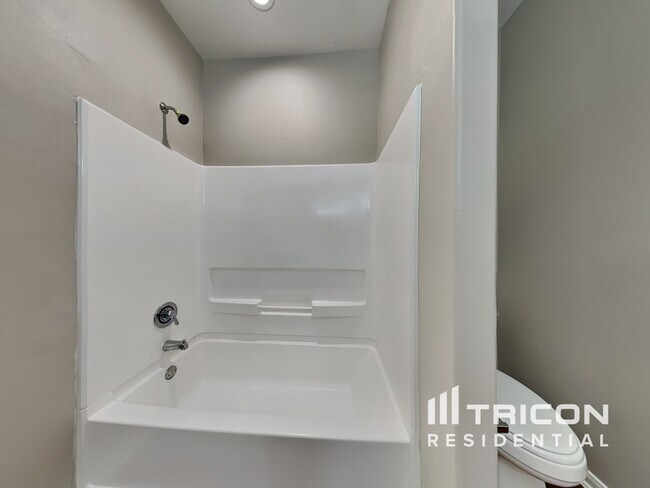 Building Photo - 810 E Clady Ct