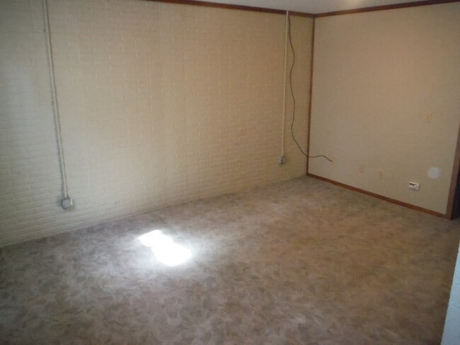 Building Photo - Cute 3 Bedroom Condo w/ Bonus Room - Walki...