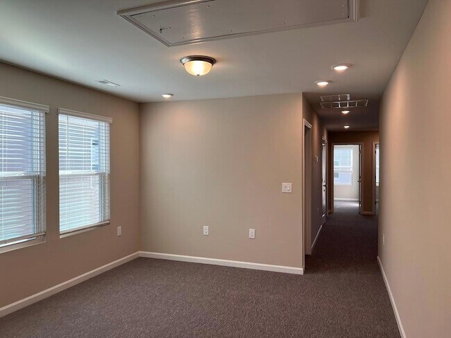 Building Photo - 302 King Closer Dr