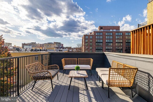 Building Photo - 2460 Ontario Rd NW