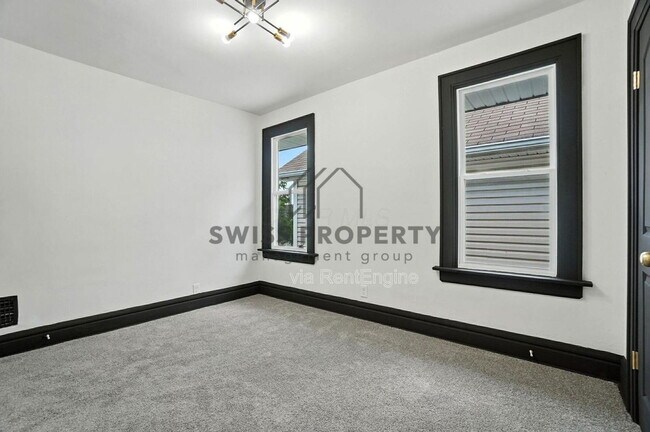 Building Photo - 889 E Livingston Ave