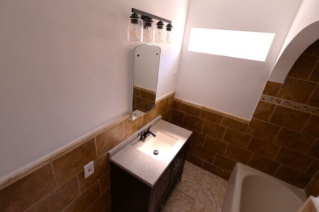 Building Photo - Updated and Stunning 2 Bedroom 1 Bathroom ...