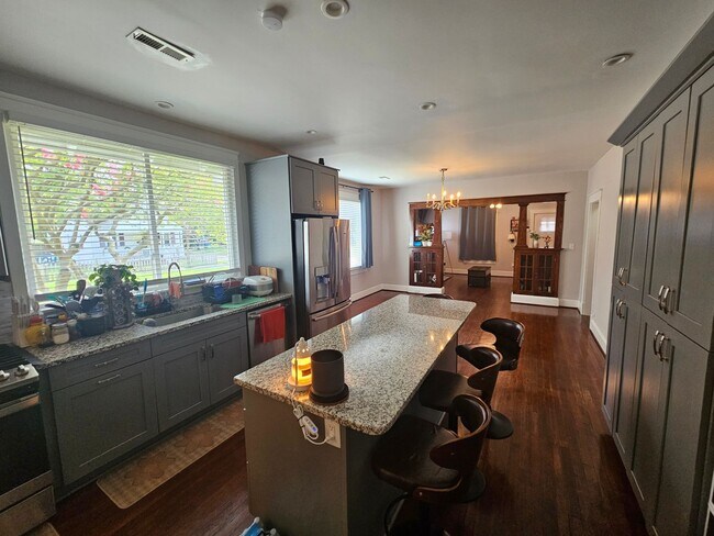 Building Photo - 3000 Peronne Ave