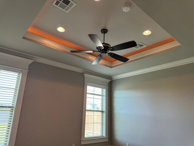 Building Photo - Gated community with community POOL!!!!