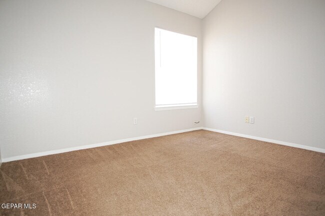 Building Photo - 2151 Sun Manor Dr