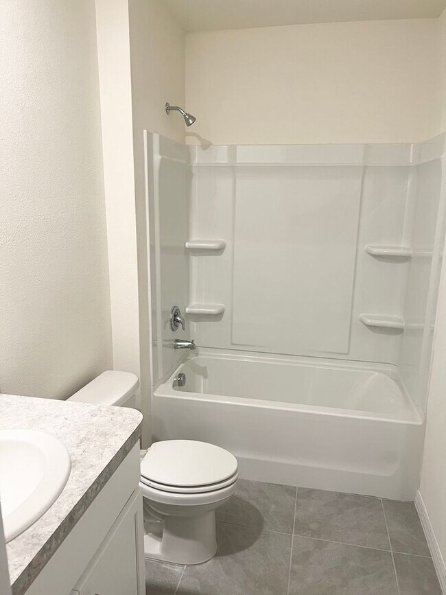 Building Photo - 4 BEDROOM 2 BATHROOM HOUSE FOR RENT