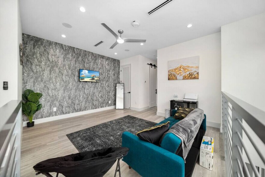 Building Photo - 1621 NE 4th Pl