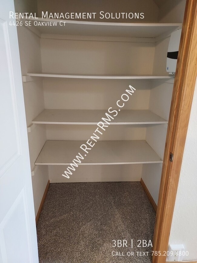 Building Photo - 4426 SE Oakview Ct