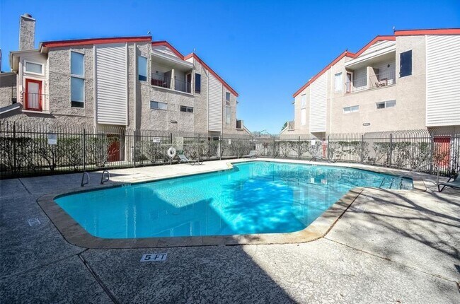 Building Photo - 10855 Meadowglen Ln