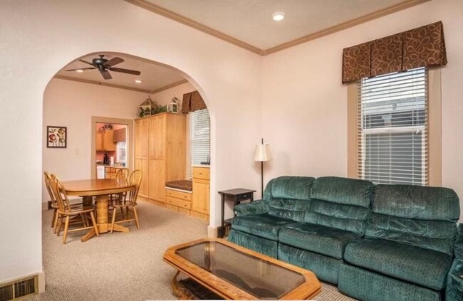 Building Photo - 936 E Center St