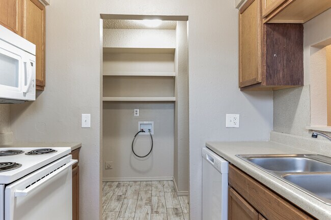 Building Photo - 404 E Texas Dr