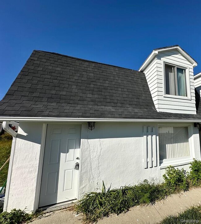 Building Photo - 31136 W 10 Mile Rd
