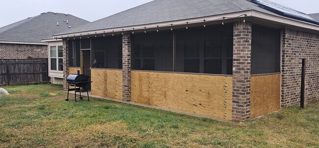 Building Photo - 211 W Mockingbird Ln