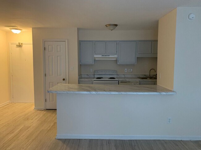 Building Photo - Rent Special! Half Month FREE!