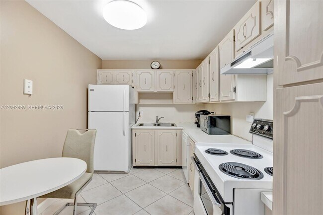 Building Photo - 3113 S Ocean Dr