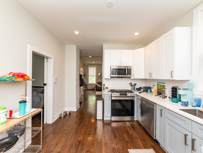 Building Photo - 2145 W Webster Ave