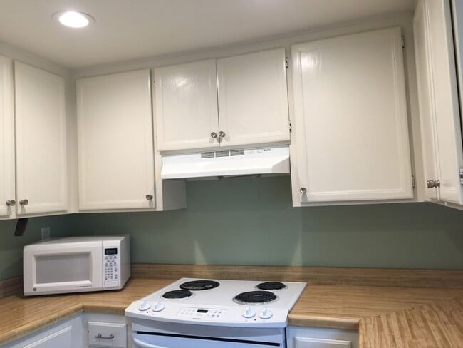 Building Photo - Escondido 3 Br Gated LOVELY Townhome 2 pat...