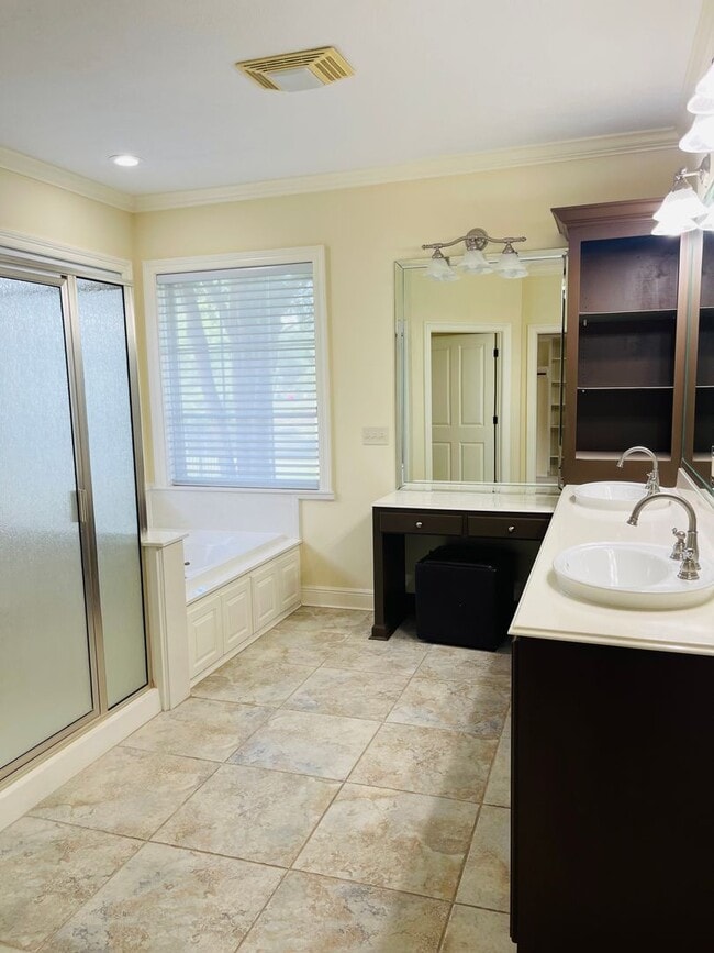 Building Photo - 3 Bedroom 2 Bath Home for Lease