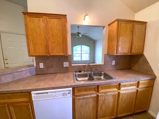 Building Photo - 904 Crymes Ln