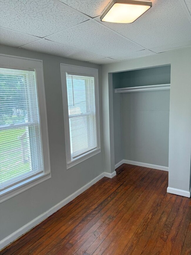 Building Photo - 3 bedroom, 1 bath remodeled home