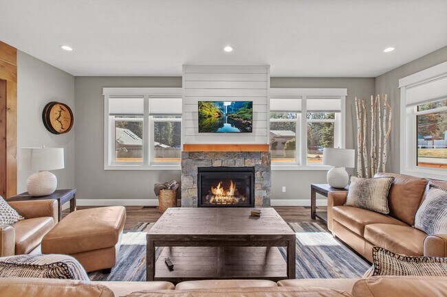 Building Photo - Fully Furnished Home