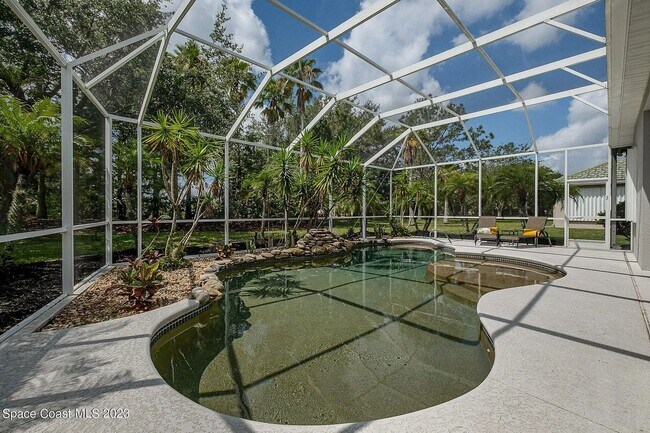 Building Photo - 3 Bed 2 bath 2 car garage pool home