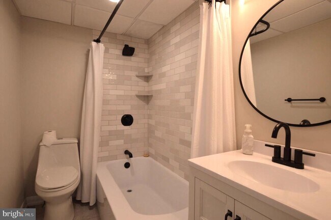 Building Photo - 1030 E Lancaster Ave