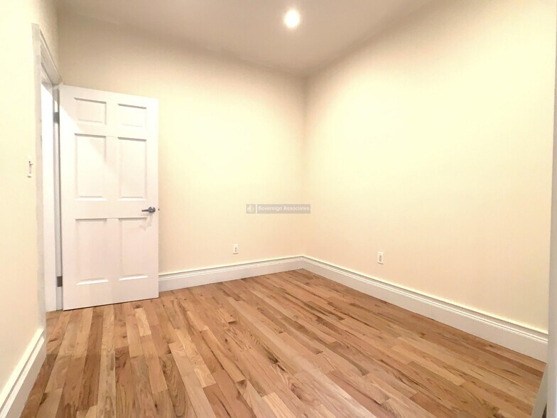 Building Photo - 41-47 Saint Nicholas Terrace