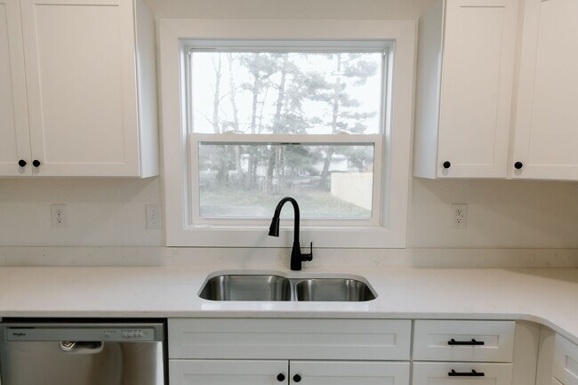 Building Photo - 114 Baker St