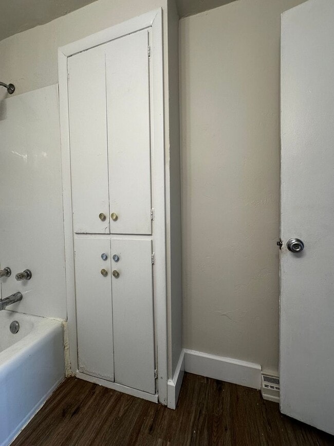 Building Photo - 1017 N Webster Ave