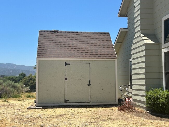 Building Photo - RENNOVATED 4 BED HOME