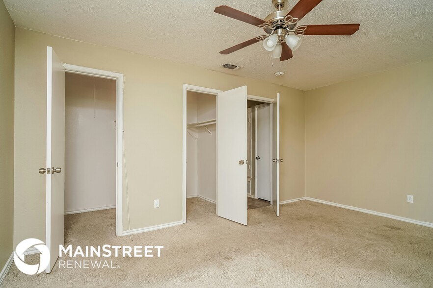 Building Photo - 4820 Crest Dr