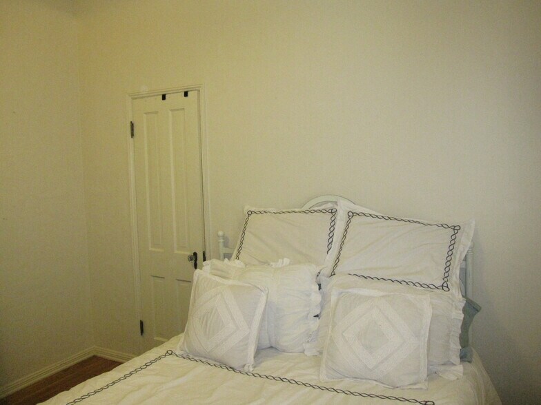 Bedroom w/walk-in closet - 6125 Orange St