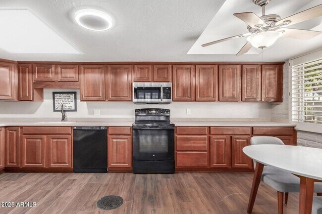 Building Photo - 481 W Half Moon Way