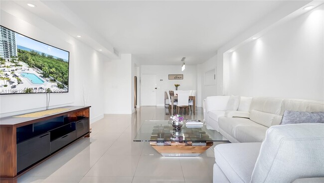 Building Photo - 300 Bayview Dr