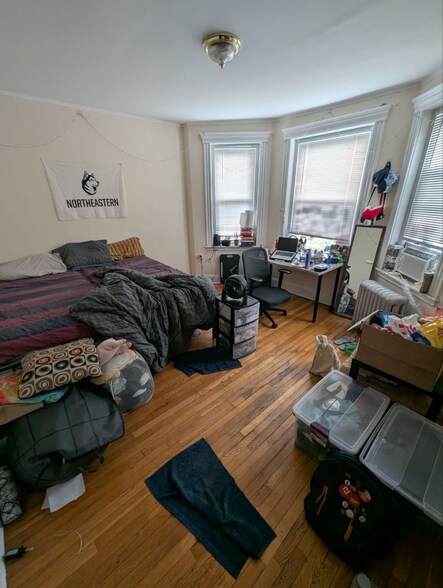 Building Photo - 352 Riverway